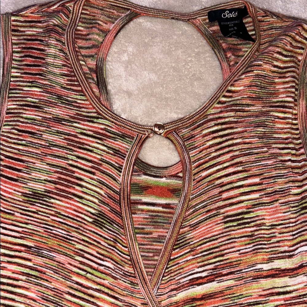 Multicolor Ribbed Knit Tank with Keyhole. - Picture 3 of 4
